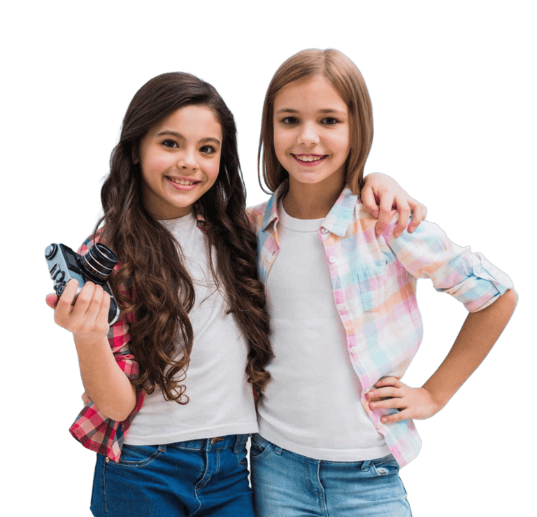 Dos niñas jóvenes sonrientes posando con una cámara fotográfica vintage sobre un fondo negro