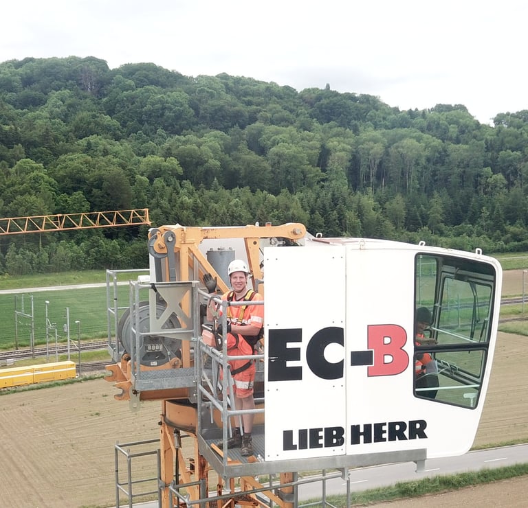 Technicien SMD Grues dans la cabine d’une grue Liebherr EC-B