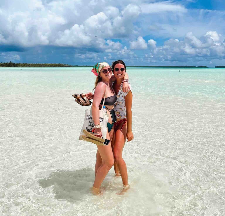 Photo of Eva and Manon in the lagoon of Tetiaroa, French Polynesia.