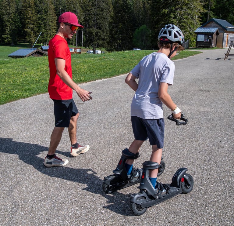 Activités de découverte du ski electrique skwheel en famille avec l'ESF Autrans dans le Vercors