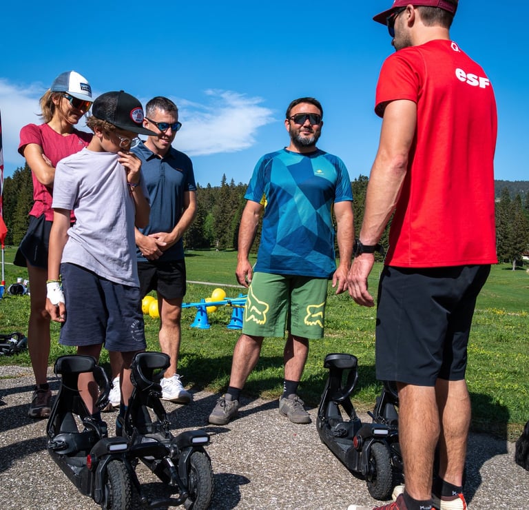 Activité de ski électrique Skwheel avec un groupe d'amis dans le Vercors ESF Autrans