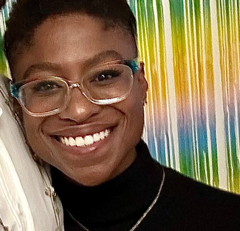 Headshot picture of Noa Minter in a black turtleneck sweater