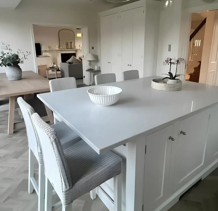 white quartz kitchen island worktops