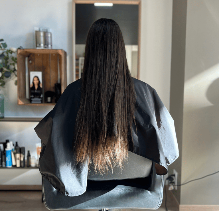 une femme assise sur une chaise avec ses cheveux avant de se lisser les cheveux sur une chaise