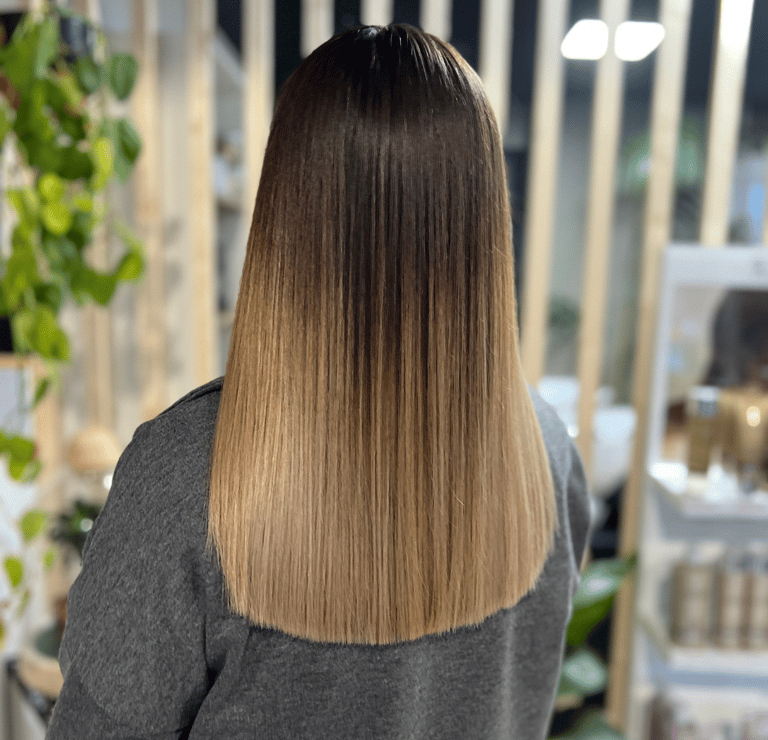 une femme avec de longs cheveux lisses 
