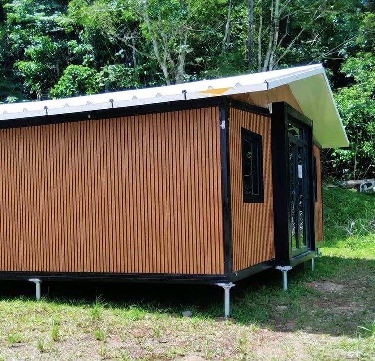 Maison conteneur préfabriquée avec bardage wpc sur vis de fondation.
