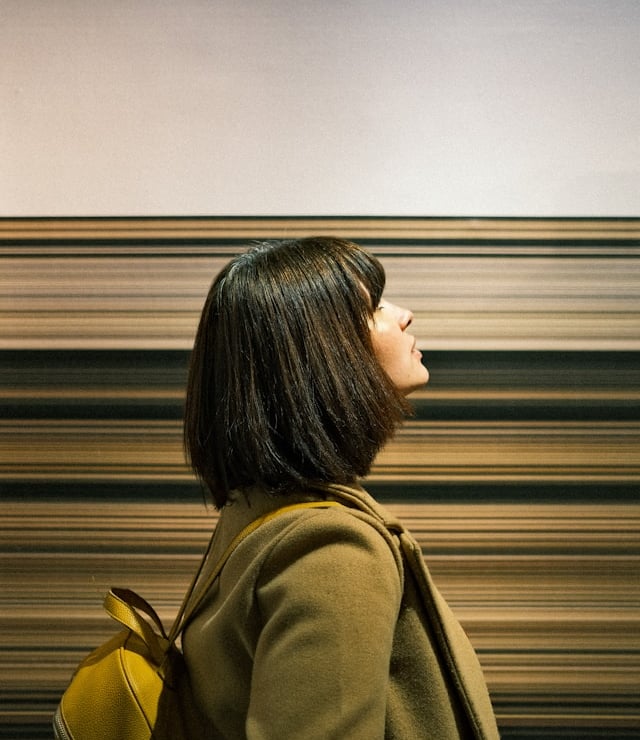 Eine Frau stellt sich Fragen zu ihrem Leben und sucht Unterstützung durch astrologische Beratung