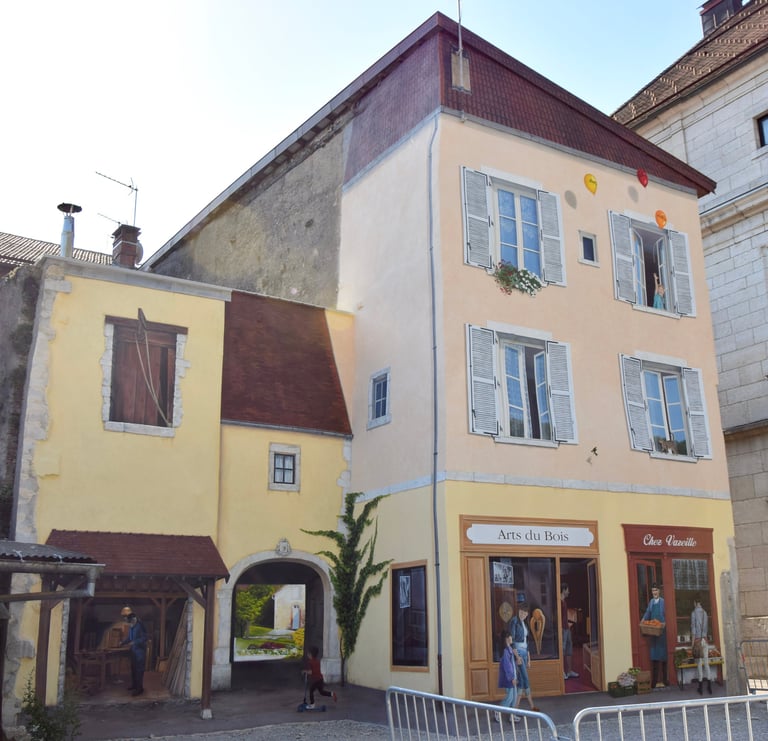 Fresques en trompe-l'oeil sur des façades situées à Moirans-en-Montagne