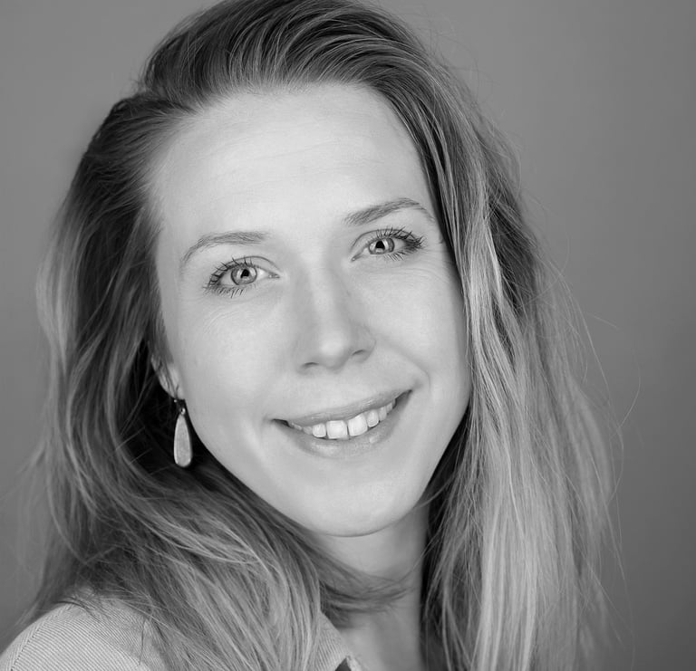 portrait a woman with long hair LinkedIn profile picture