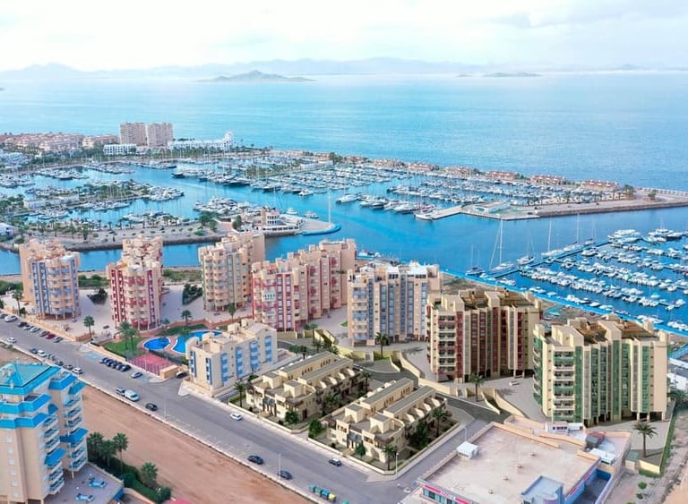 Vue aérienne d’appartements de luxe et d’une marina de yachts à La Manga del Mar Menor, en Espagne