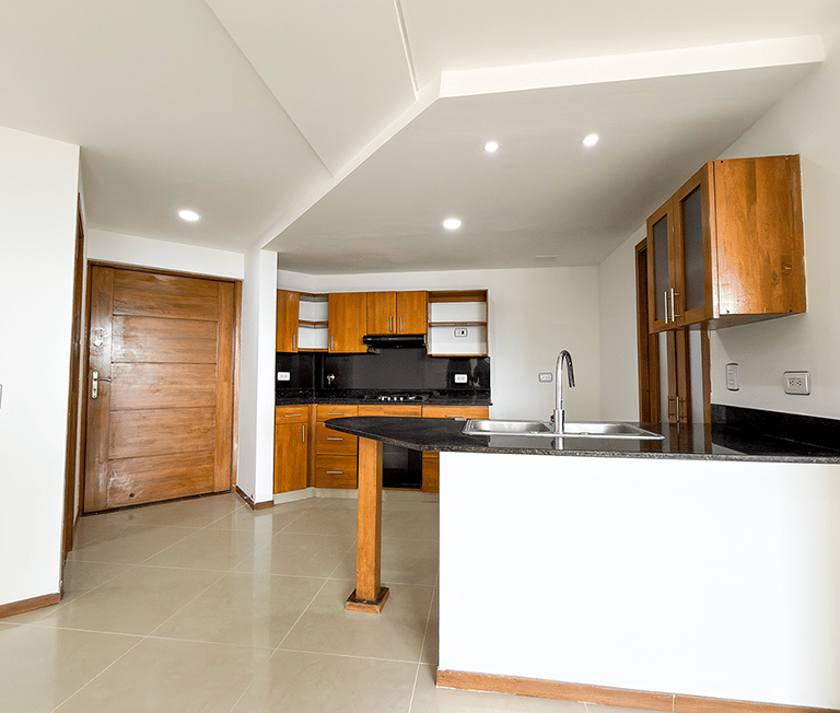 Entrada y cocina del apartamento de 110m2 en venta en Sabaneta Antioquia