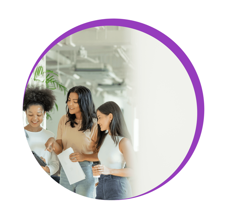 Groupe de femmes qui discutent en regardant une tablette