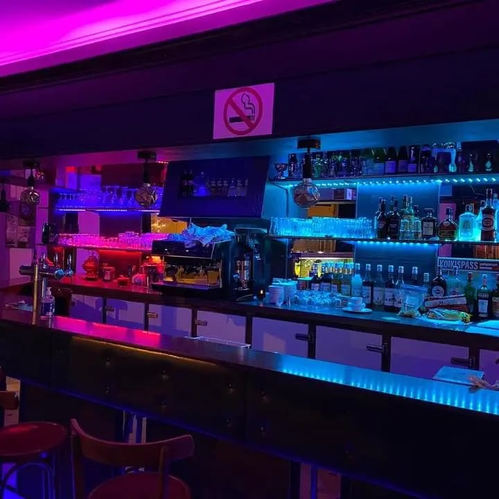 Intérieur du restaurant Les 3 Roses à Nevers avec éclairages colorés et ambiance moderne