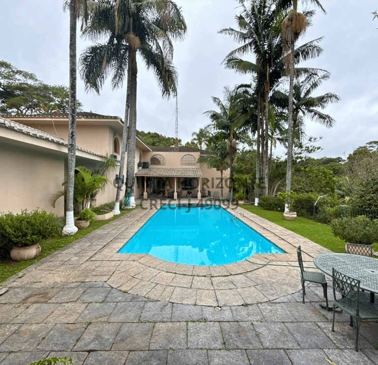 Aluga-se luxuosa residência mobiliada - alto padrão