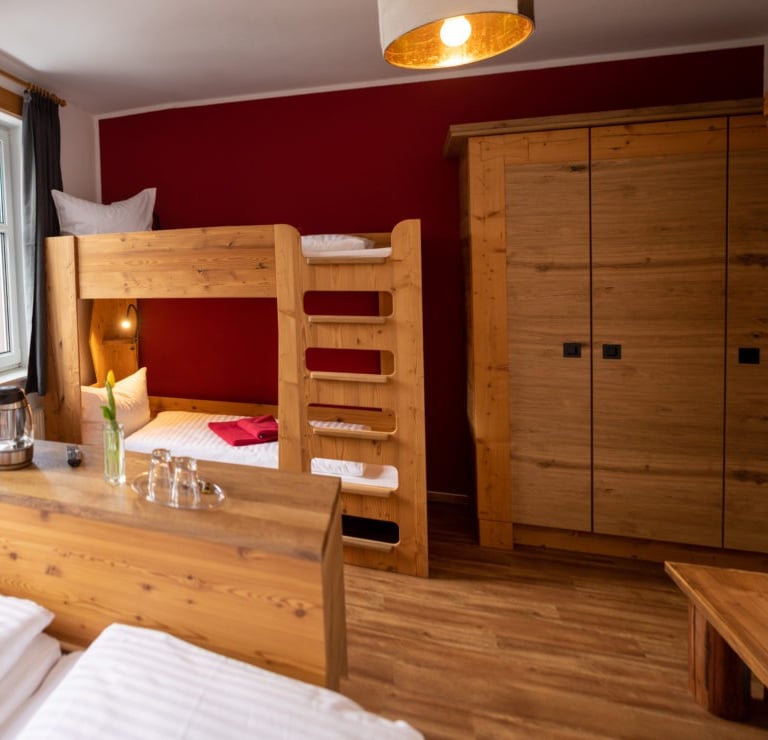 Hochbett und Kleiderschank aus Holz, gefertigt in unserer Tischlerwerkstatt in Sachsen
