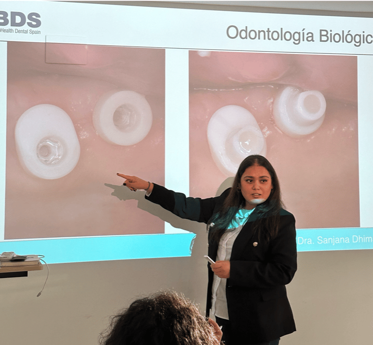 dra sanjana dhiman mostrando implantes de zirconio