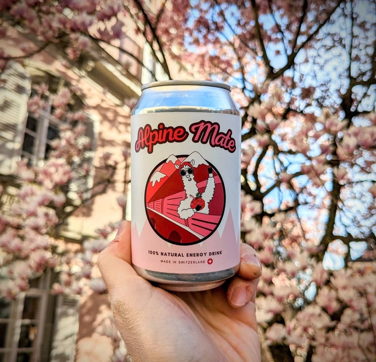 Une canette de boisson énergisante naturelle Alpine Mate devant des cerisiers