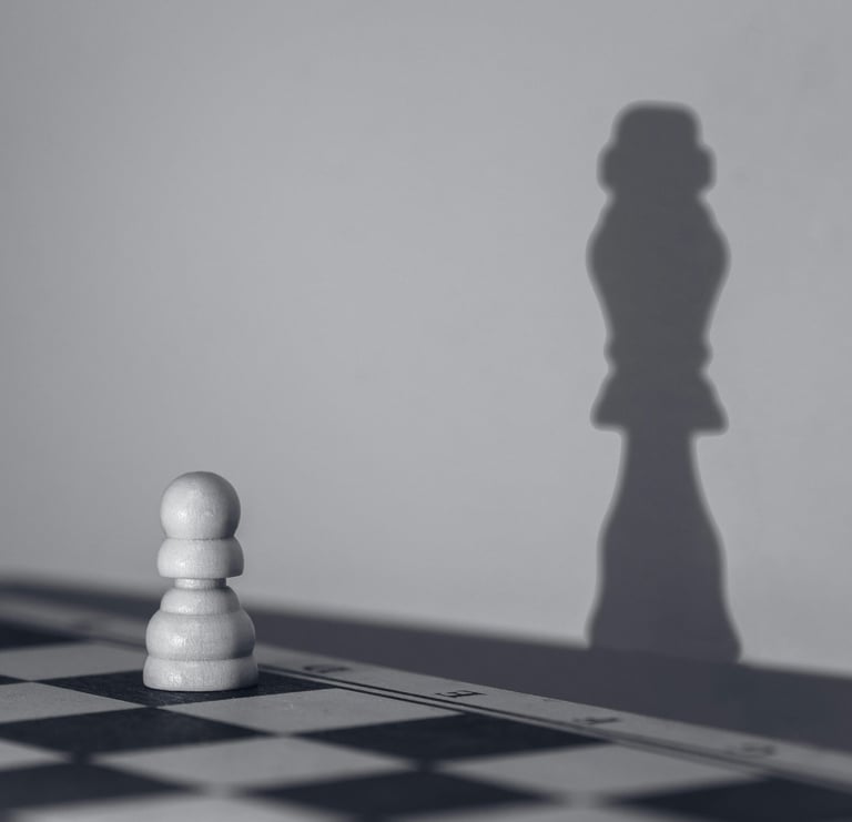 Photo en noir et blanc représentant la croissance stratégique sur un échiquier, son ombre se projette en forme de ROI.