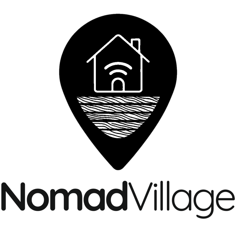 Logotipo de NomadVillage con pin de ubicación, casa con Wi-Fi y base de tierra.