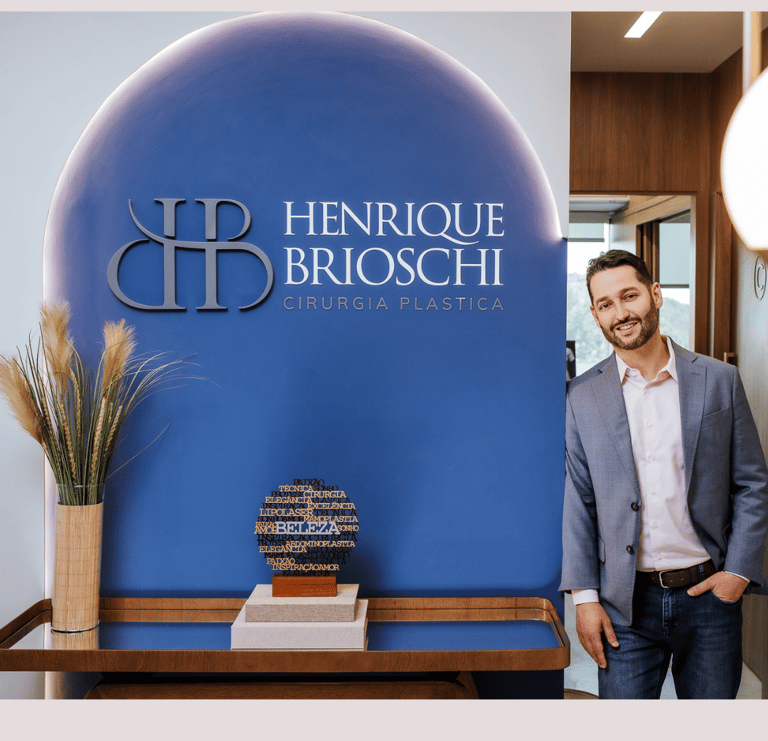 Doutor Henrique Brioschi no consultório moderno e acolhedor de Sua Clínica de Cirurgia Plástica