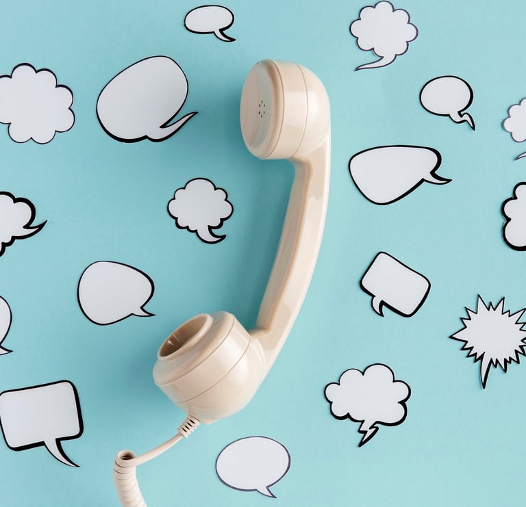 Combiné téléphonique sur fond bleu avec des bulles de dialogue illustrant la prise de contact