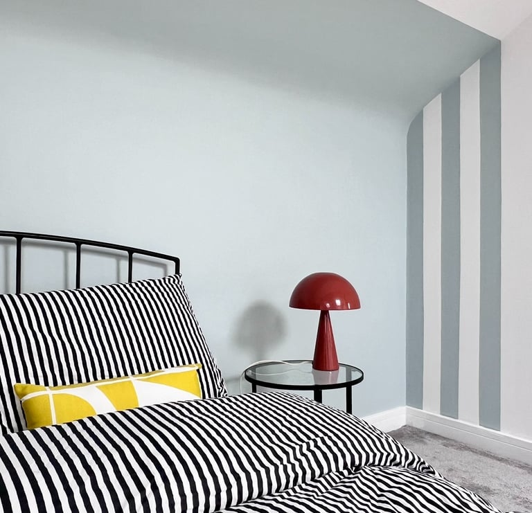 stripe-bedroom-with-lamp