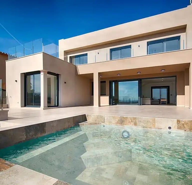 Piscine en construction avec système de filtration intégré