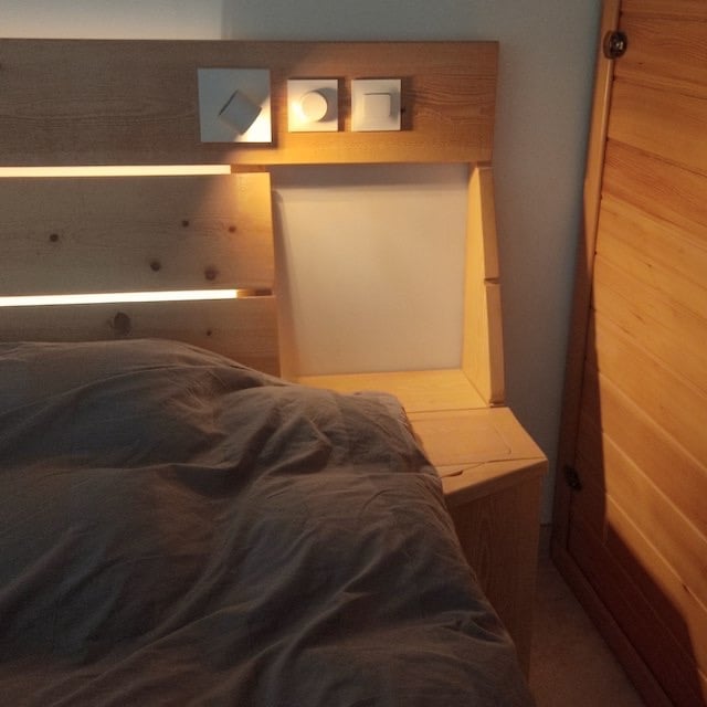 chambre 1, lit, table de nuit, meublé de tourisme confort et lumière