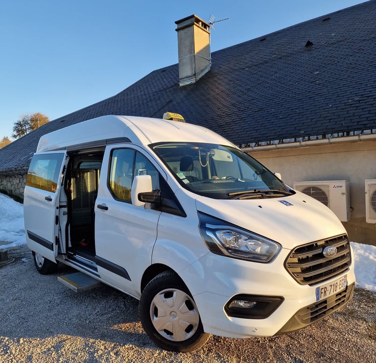 Minibus 8 passagers, accès latéral avec marche-pieds