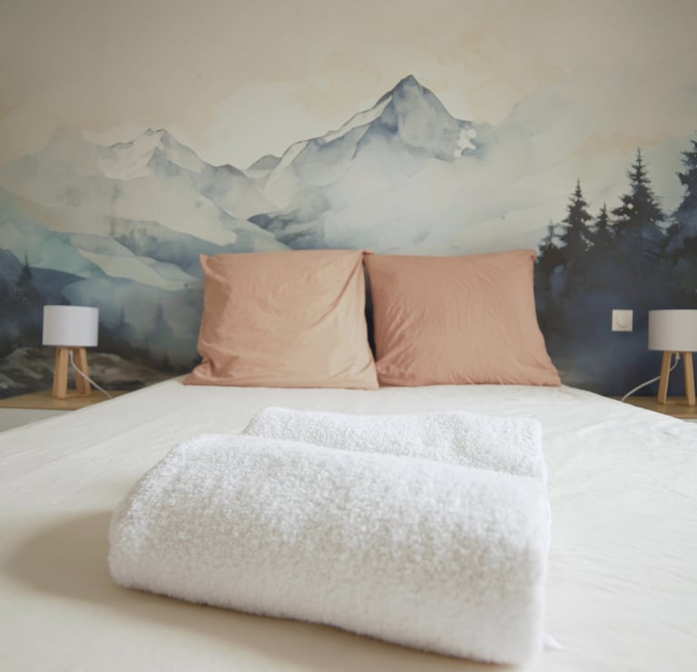 lit dans chambre avec panorama montagne