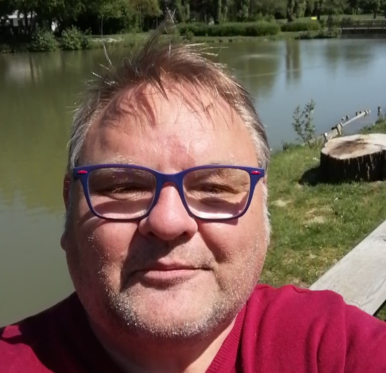 Un portrait chaleureux de Jean-Luc souriant doucement