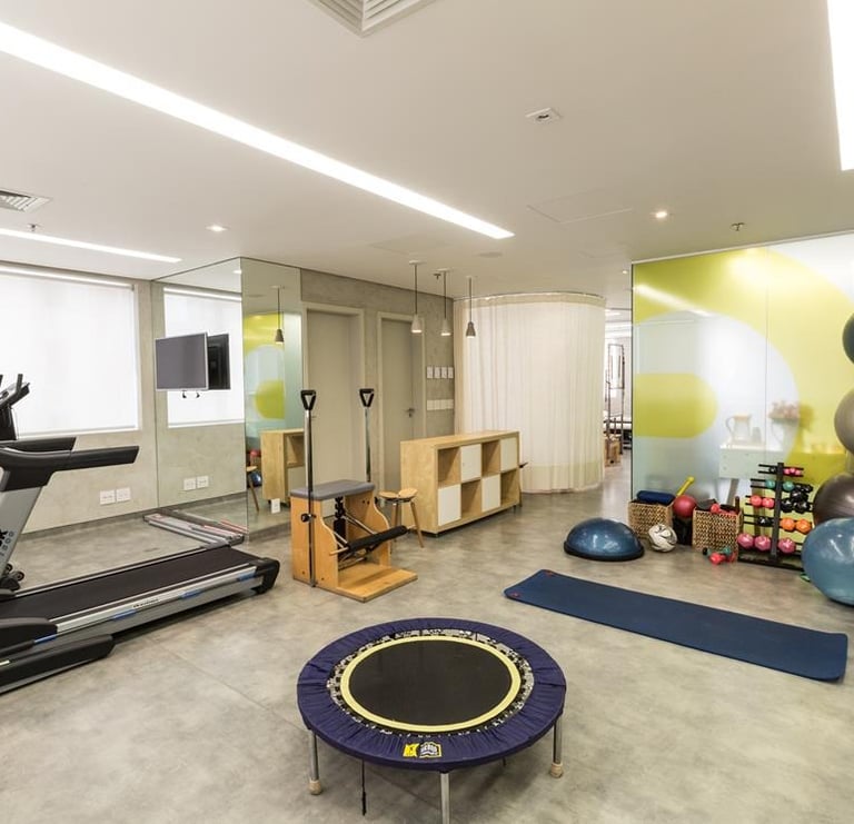 clínica de fisioterapia com textura de cimento e equipamentos de exercício