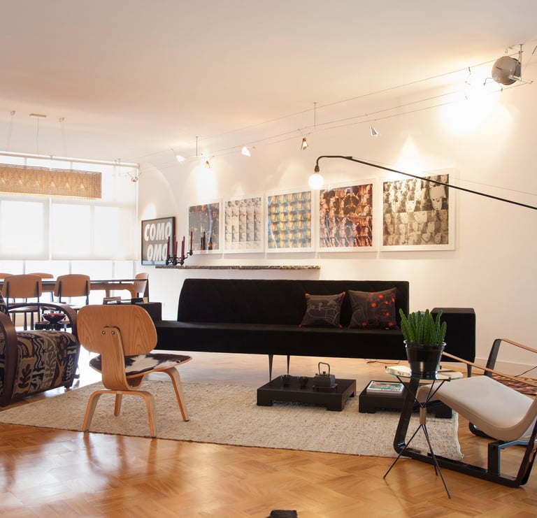 sala de estar com peças de design e obras de arte piso de taco