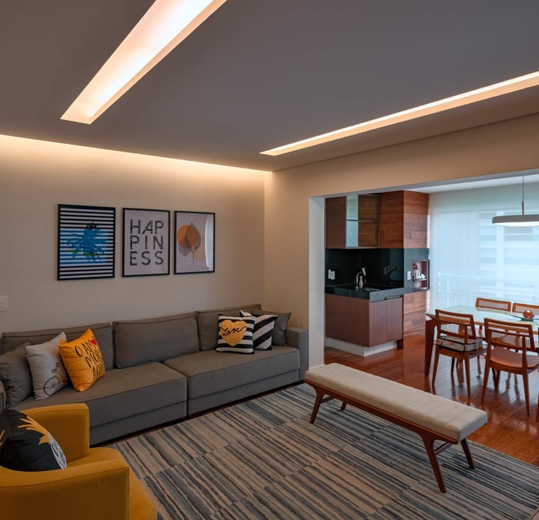 sala com sofá e churrasqueira na varanda integrada