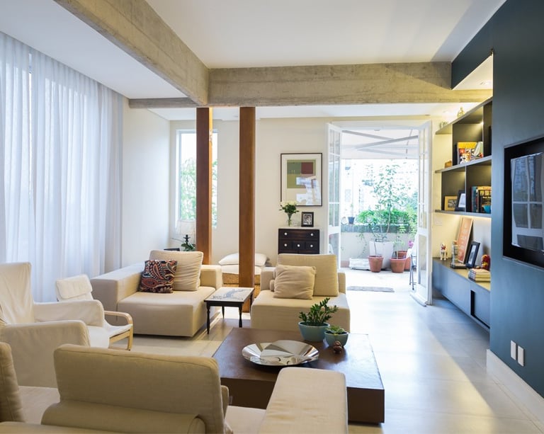 sala com televisão viga aparente e iluminação planejada