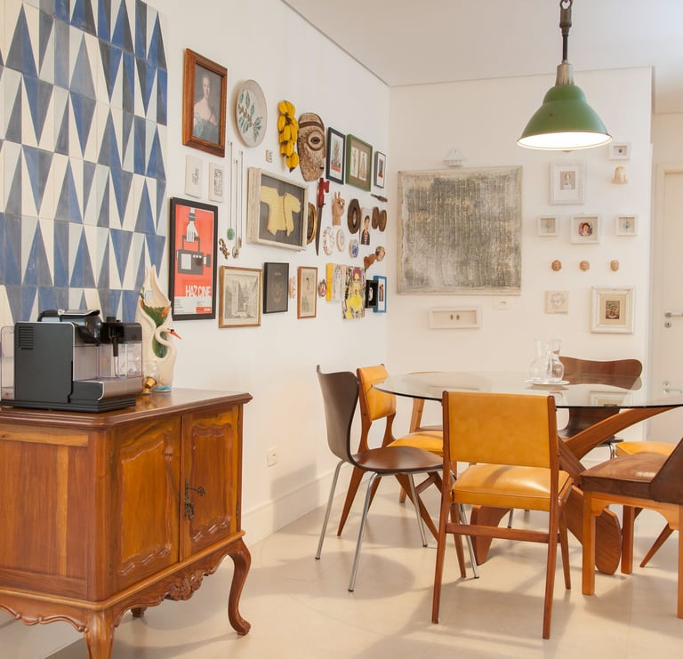 sala de jantar com peças de garimpo mesa de vidro cadeiras de madeira