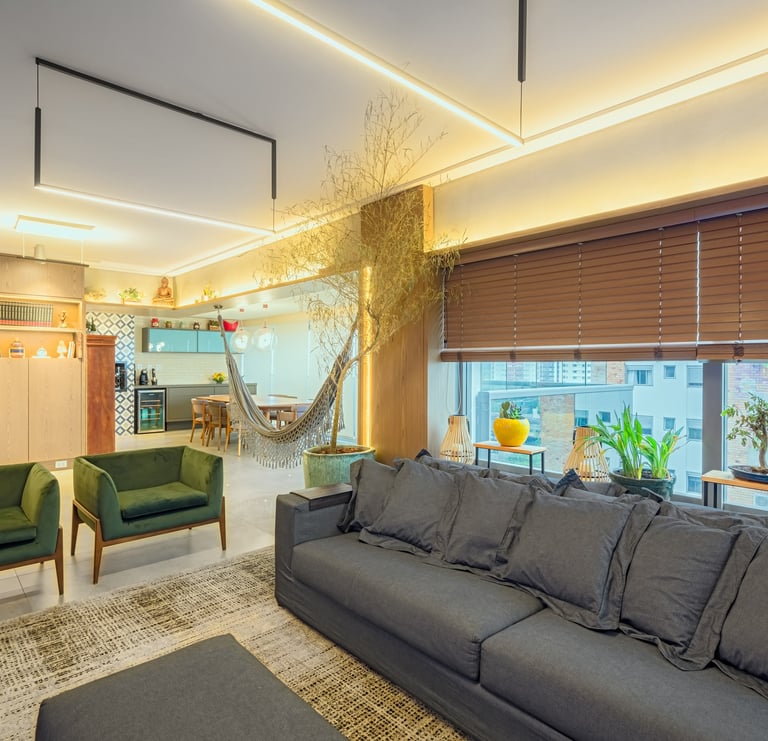 sala com sofá e luminárias com grande janela e iluminação planejada