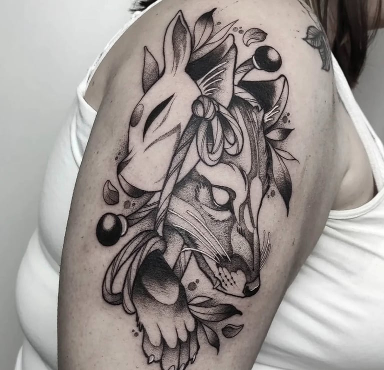 Tatuaje japonés blanco y negro de lobo con máscara – Dasa Ink Barcelona