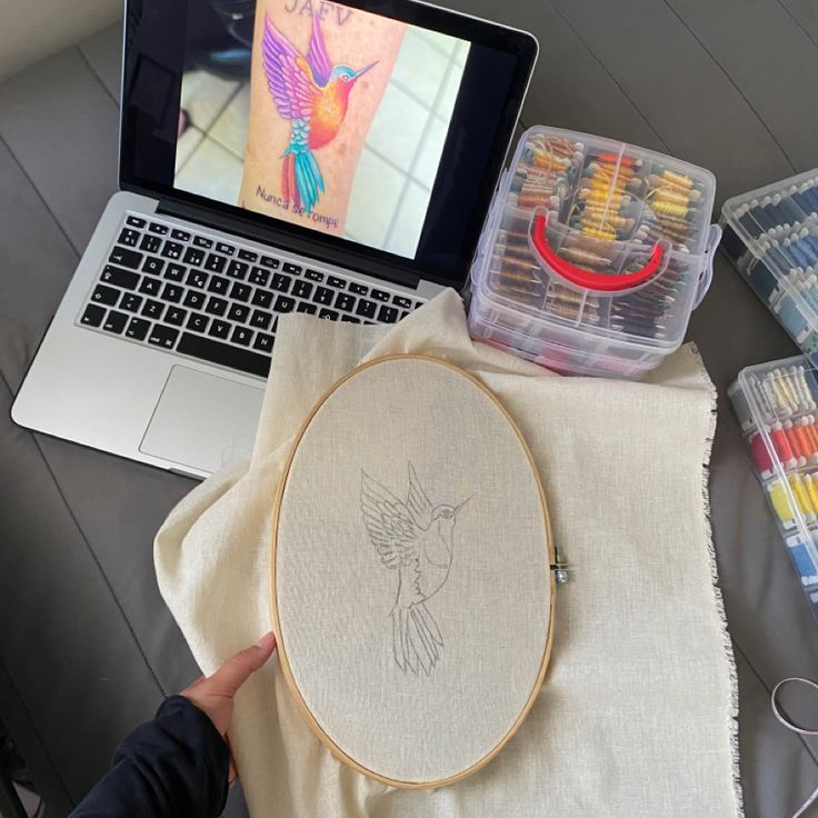 Un proyecto online de bordado de un colibrí en un aro de madera. 