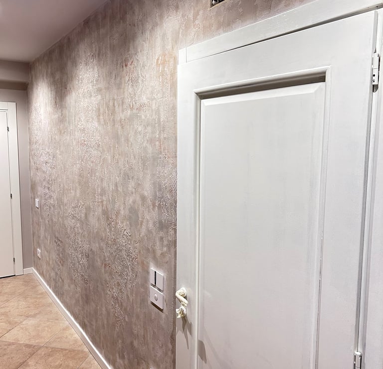 Parete con effetto decorativo stile invecchiato-bruciato fatta per risaltare questo corridoio