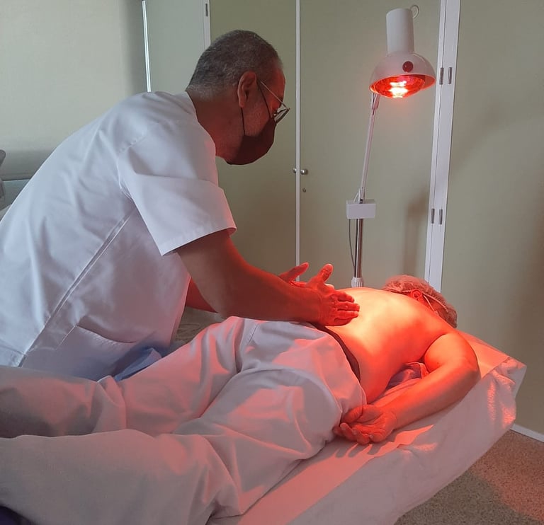 masaje de espalda con lámpara de infrarrojos