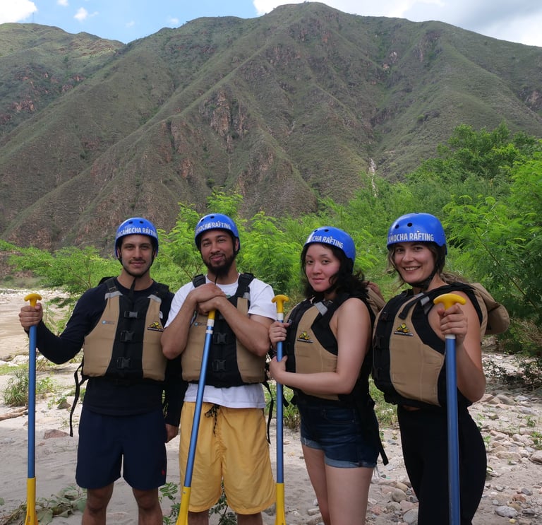 personas felices por practicar rafting en el camino del chicamocha 