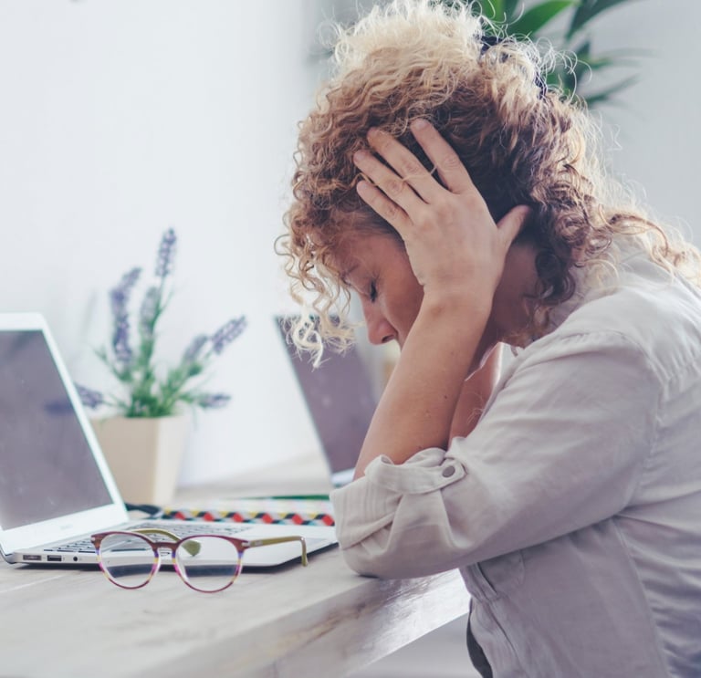 femme qui n'arrive plus à se concentrer, au bord de l'épuisement mentale