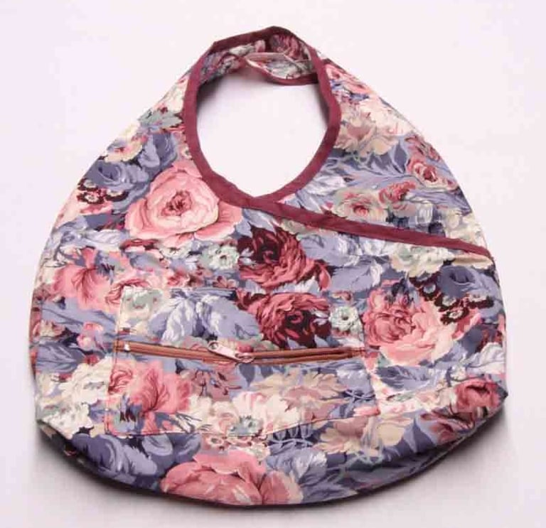 a bib baggy baggy purse with a floral print