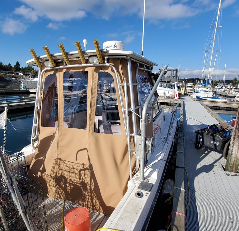 powerboat aft curtain with strataglass and sunbrella canvas