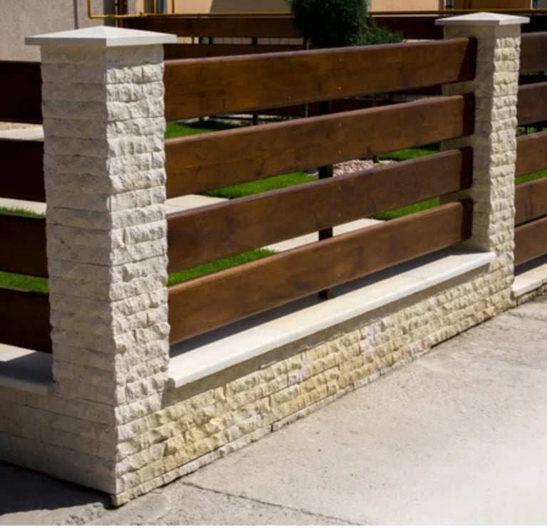 Prim-plan capac de gard din beton, detaliu de formă și textură