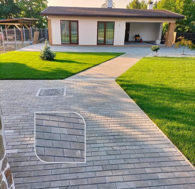 Pavaj parquet P2 montat în curte, soluție durabilă și estetică