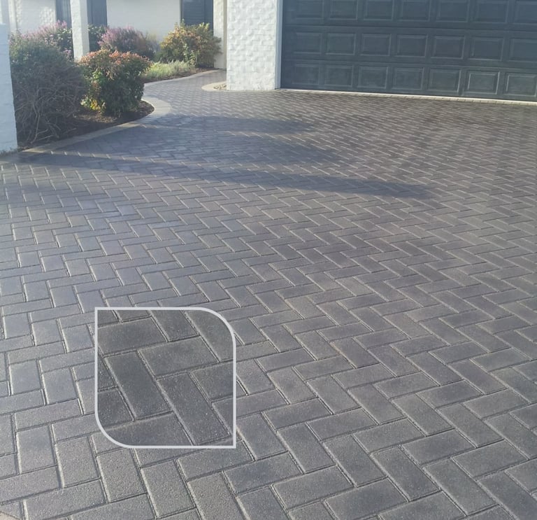 Curte modernă amenajată cu pavaj Parchet, zonă de relaxare cu mobilier de exterior