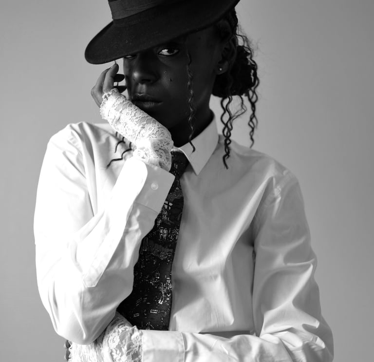 Portrait de modèle, femme noir, en noir et blanc , style vestimentaire classe,  pose classe 