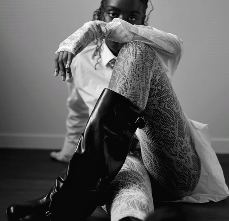 Portrait modèle, femme noir, pose stylé, sexy, tenue stylé , en studio à Brunoy 